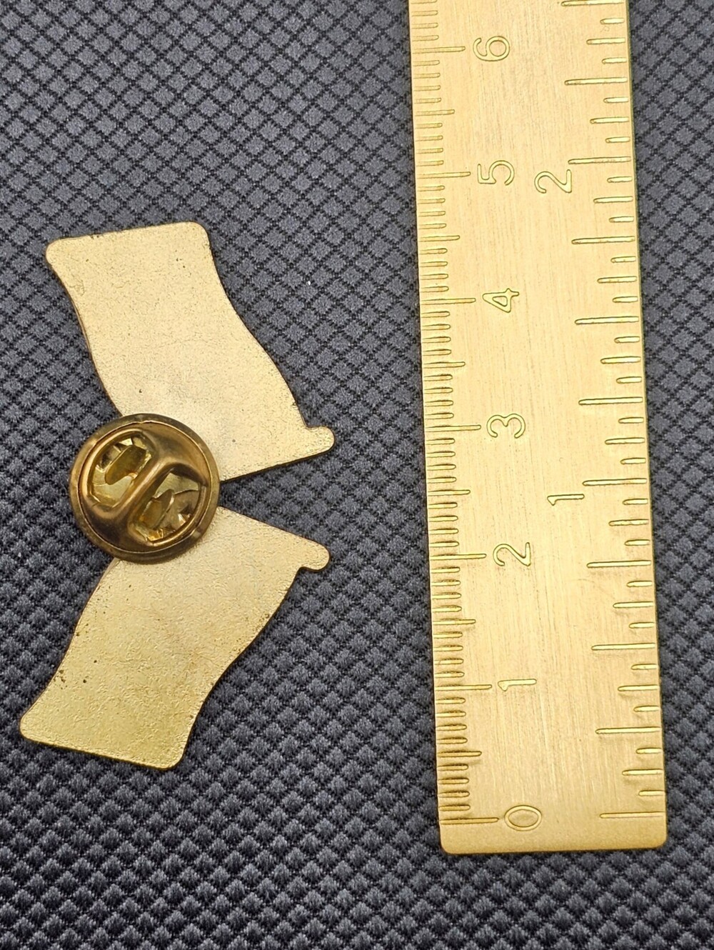 Crossed American Flags Pin - Picture 2 of 2